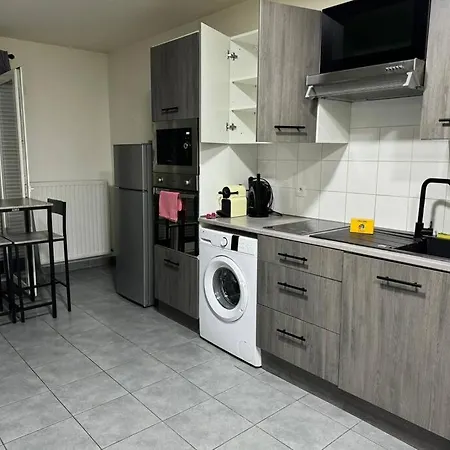 M12 - Marquer - Joli Studio Central Avec Garage *